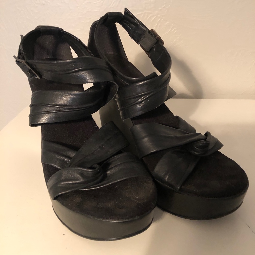 Black Wedges